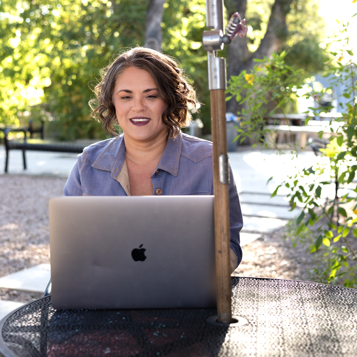 Tana Kramer smiling confidently, representing freedom in leadership for women entrepreneurs